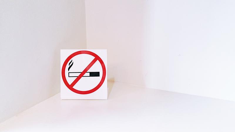 no-smoking-sign-on-white-table-background-800